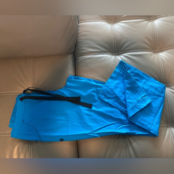 Women’s turquoise pant and top scrub set. - Picture 4 of 4